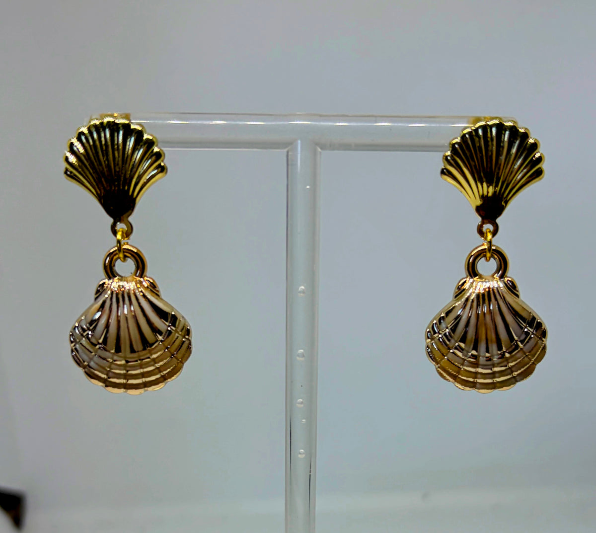 Shell earrings gold details